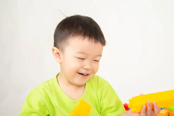 Mały Chłopiec Maluch Gra Plastikowa Cegła Blok Kolorowy Szczęśliwy — Zdjęcie stockowe