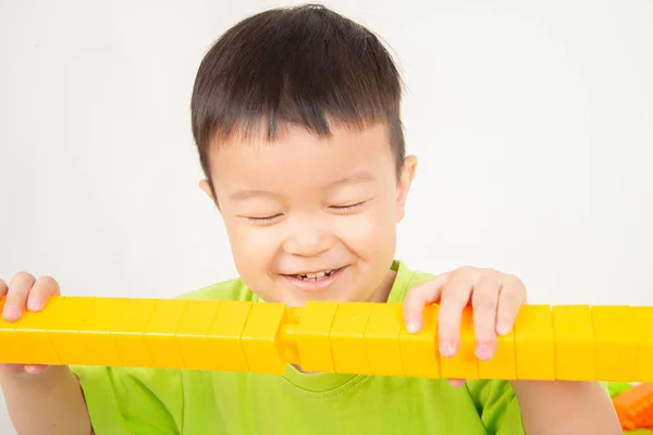 Küçük Çocuk Küçük Çocuk Mutlu Ile Renkli Plastik Tuğla Blok — Stok fotoğraf