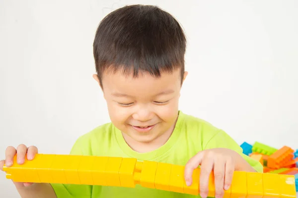 Kleine Jongen Peuter Spelen Plastic Bakstenen Blok Kleurrijke Met Gelukkig — Stockfoto