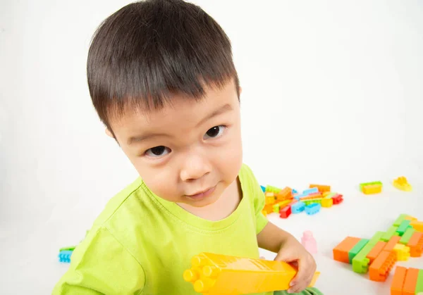 Kleine Jongen Peuter Spelen Plastic Bakstenen Blok Kleurrijke Met Gelukkig — Stockfoto