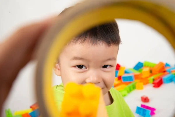Kleine Jongen Peuter Spelen Plastic Bakstenen Blok Kleurrijke Met Gelukkig — Stockfoto