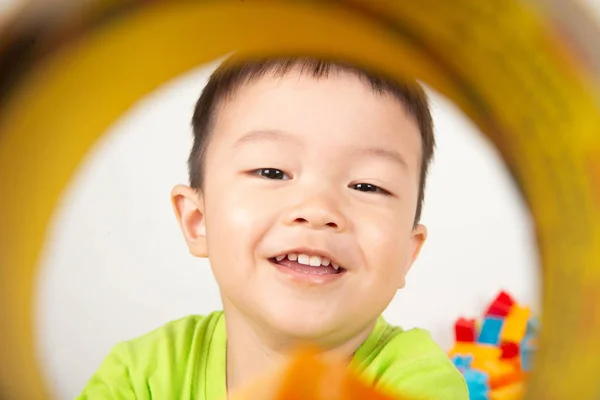 Niño Pequeño Jugando Bloque Ladrillo Plástico Colorido Con Feliz —  Fotos de Stock