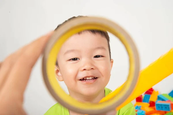 Niño Pequeño Jugando Bloque Ladrillo Plástico Colorido Con Feliz —  Fotos de Stock