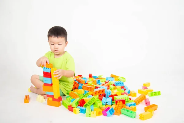 Liten Pojke Småbarn Spelar Plast Tegel Block Färgglada Med Happy — Stockfoto