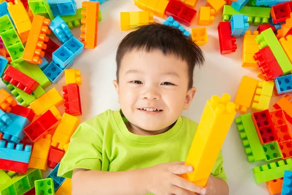 Kleine Jongen Peuter Spelen Plastic Bakstenen Blok Kleurrijke Met Gelukkig — Stockfoto