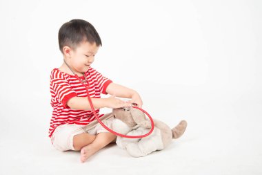 Küçük çocuk köpek bebek kontrol bir doktor gibi davranın