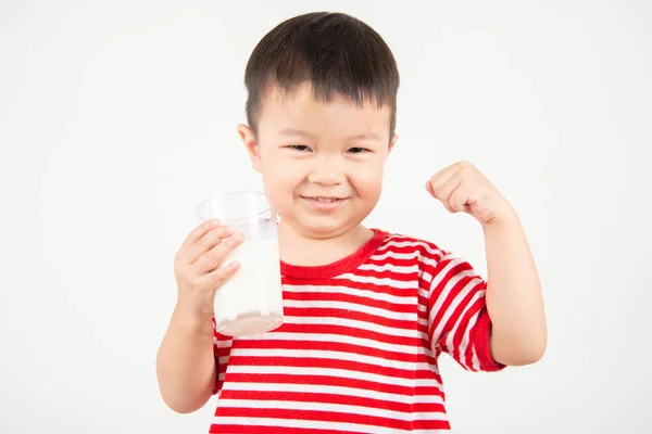 Pequeño Asiático Chico Bebiendo Leche Vidrio Con Feliz Cara — Foto de Stock