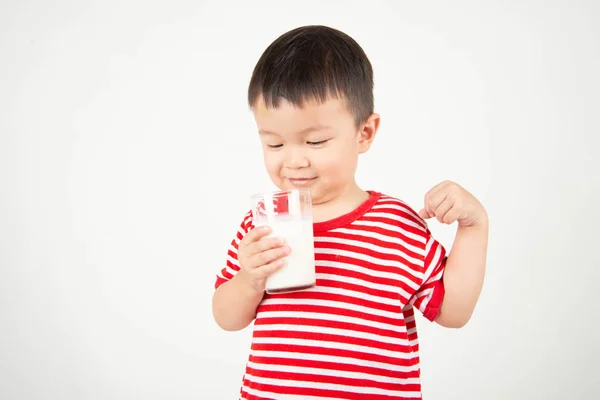 Kleine Aziatische Jongen Drinken Melk Van Glas Met Happy Face — Stockfoto