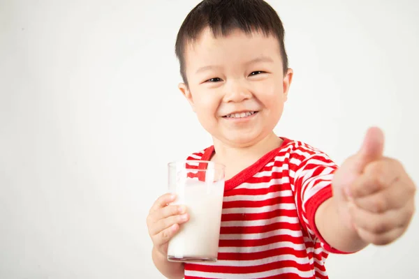 Pequeño Asiático Chico Bebiendo Leche Vidrio Con Feliz Cara — Foto de Stock