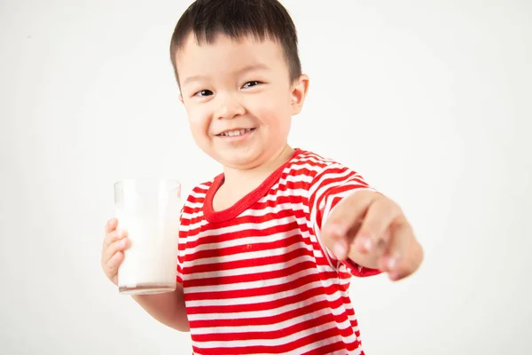 Маленький Азиатский Мальчик Пьет Молоко Стакана Счастливым Лицом — стоковое фото