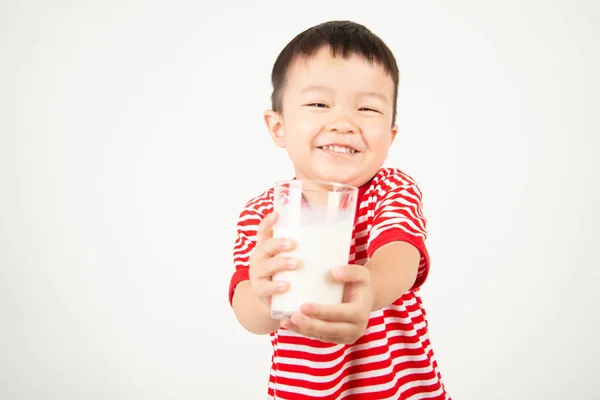 Liten Asiatisk Pojke Dricker Mjölk Från Glass Med Happy Face — Stockfoto