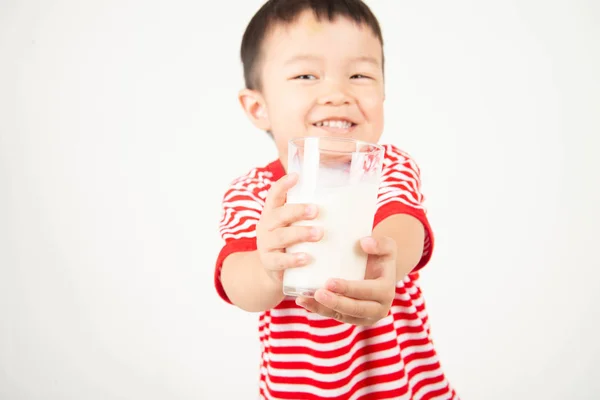 Pequeño Asiático Chico Bebiendo Leche Vidrio Con Feliz Cara — Foto de Stock