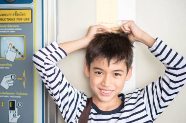 Bangkok, Tayland - 22 Haziran 2019: Öğrenci Yolcu metro istasyonuna girişbts bilet kullanın.