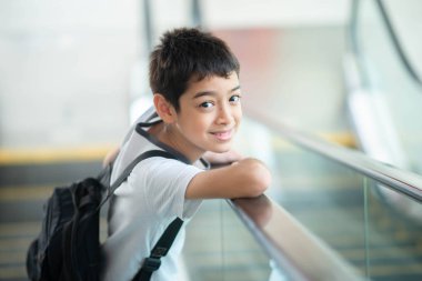 Küçük öğrenci çocuk tren istasyonuna bir bilet girişi kullanın 