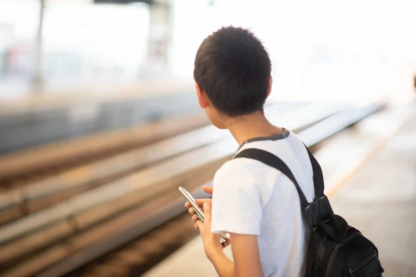 Petit Étudiant Attente Train Sur Plate Forme Avec Mobile Dans — Photo