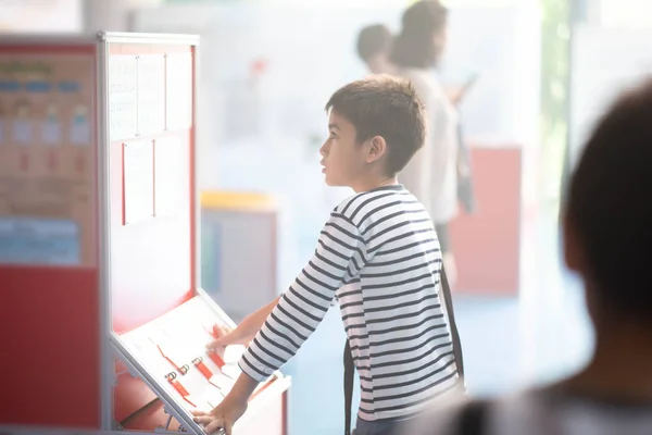 Schüler Liest Beschreibung Des Naturwissenschaftsprojekts Museum — Stockfoto