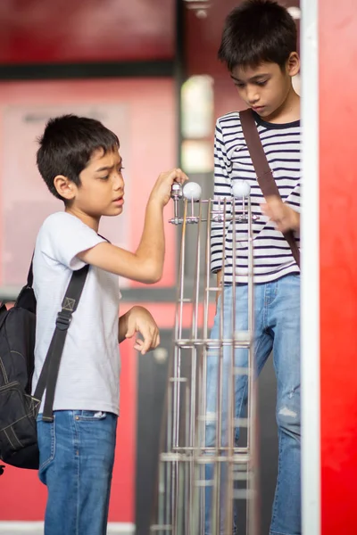 Studenti Ragazzi Che Imparano Scienza Progetti Fisici Bambini Con Gravità — Foto Stock