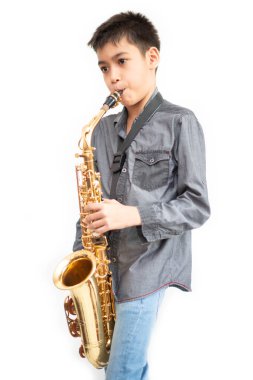 Saksafon enstrümanı çalan küçük asyalı müzisyen çocuk