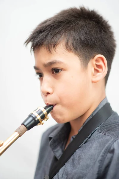 Kleiner Asiatischer Musiker Junge Spielt Saxofon — Stockfoto