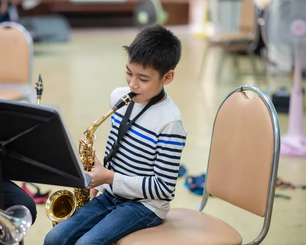 Kleiner Asiatischer Musiker Junge Spielt Saxofon — Stockfoto