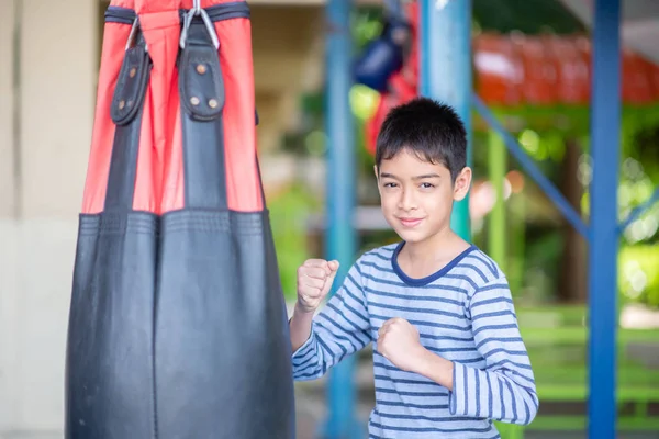 Petit Asiatique Garçon Apprendre Train Boxe Avec Punch Sac — Photo