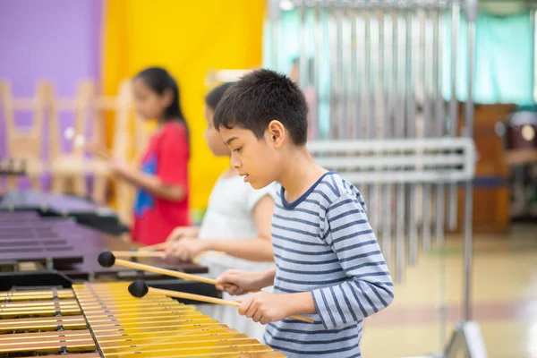 Studenci Szkole Sztuk Pięknych Playing Band Ksylofon Koncepcja Instrumentu Perkusyjnego — Zdjęcie stockowe