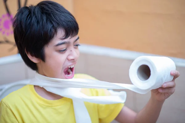 Menino Adolescente Usar Papel Tissue Limpo Banheiro — Fotografia de Stock