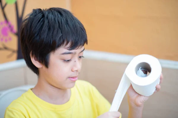 Little Boy Teen Use Tissue Paper Clean Toilet — Stockfoto