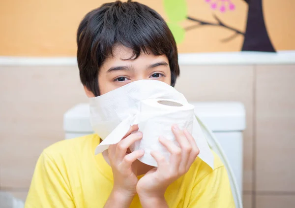 Little Boy Teen Use Tissue Paper Clean Toilet — Stockfoto