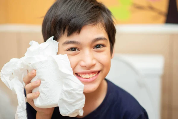 Malý Chlapec Teen Použití Hedvábný Papír Čistý — Stock fotografie