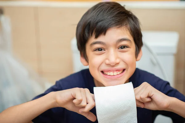 小男孩在厕所里用干净的纸巾 — 图库照片