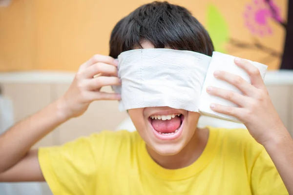 Menino Adolescente Usar Papel Tissue Limpo Banheiro Fotografia De Stock