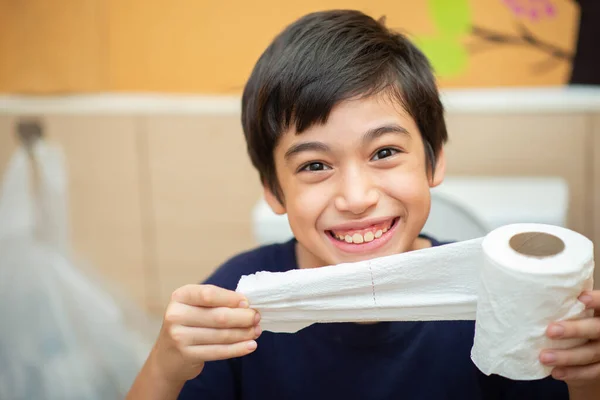 Kleiner Junge Teen Verwenden Seidenpapier Sauber Toilette Stockbild