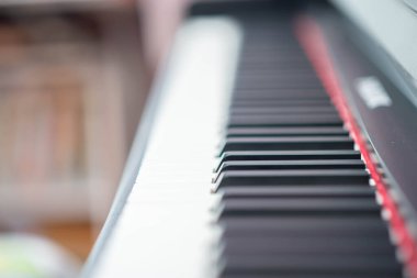 Küçük çocuk çevrimiçi dijital tablet piyano çalışıyor.