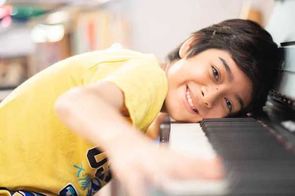 Menino Aprendendo Praticar Piano Online Tablet Digital — Fotografia de Stock