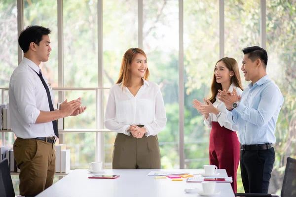 Équipe Affaires Applaudissements Mains Après Séminaire Affaires — Photo