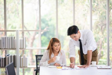 Ofiste mutlu bir gülümsemeyle çalışırken iş arkadaşları tartışıyorlar