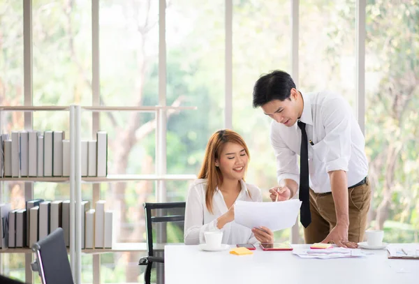 Collègues Affaires Discussion Tout Travaillant Dans Bureau Avec Sourire Heureux — Photo