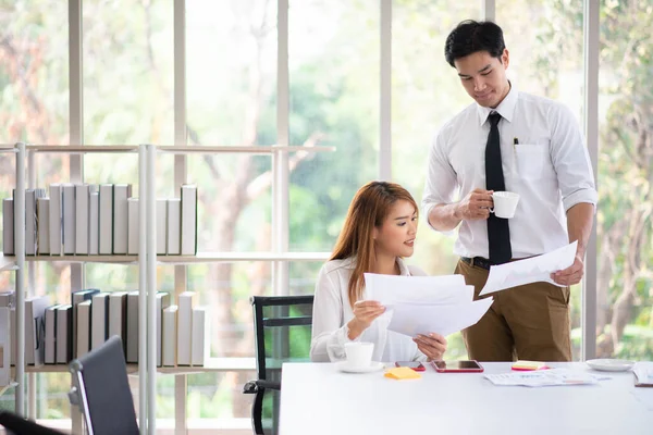 Geschäftskollegen Gespräch Während Der Arbeit Büro Mit Glücklichem Lächeln — Stockfoto