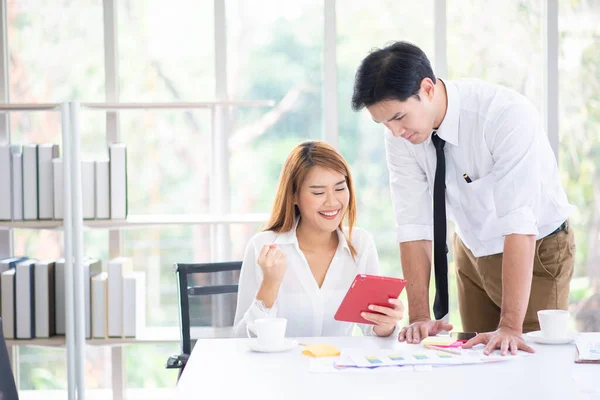 Collègues Affaires Discussion Tout Travaillant Dans Bureau Avec Sourire Heureux — Photo