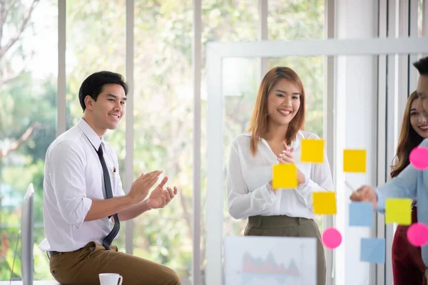 Collègues Affaires Discussion Tout Travaillant Dans Bureau Avec Sourire Heureux — Photo