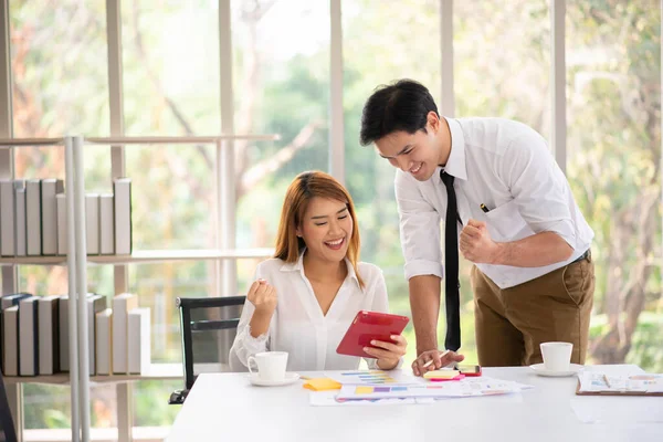 Collègues Affaires Discussion Tout Travaillant Dans Bureau Avec Sourire Heureux — Photo