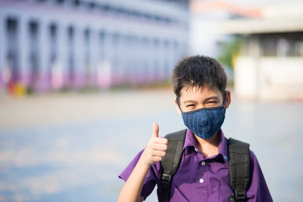 Asiático Mezcla Tasa Caminar Escuela Usando Máscara Proteger Virus Nuevo — Foto de Stock