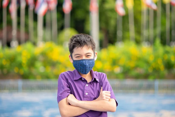 Asiatische Mischlinge Gehen Der Schule Mit Maske Vor Virus Schützen — Stockfoto