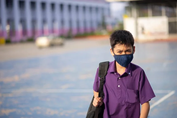 アジアのミックスレート歩行に学校でマスクを身に着けているウイルスから保護新しい通常 — ストック写真