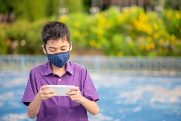 Menino Usando Máscara Usando Telefone Celular Escola — Fotografia de Stock