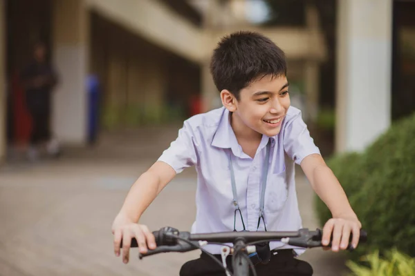 学校で自転車に乗る学生少年 — ストック写真