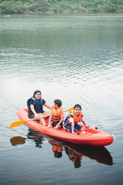 Familie Ruderboot Natur Reise Reise — Stockfoto