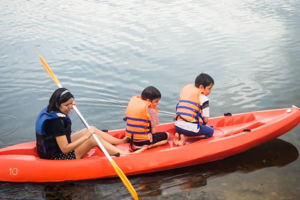 Familie Ruderboot Natur Reise Reise — Stockfoto