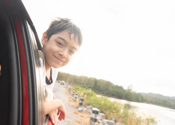 Niño Sentado Cara Del Coche Por Ventana — Foto de Stock